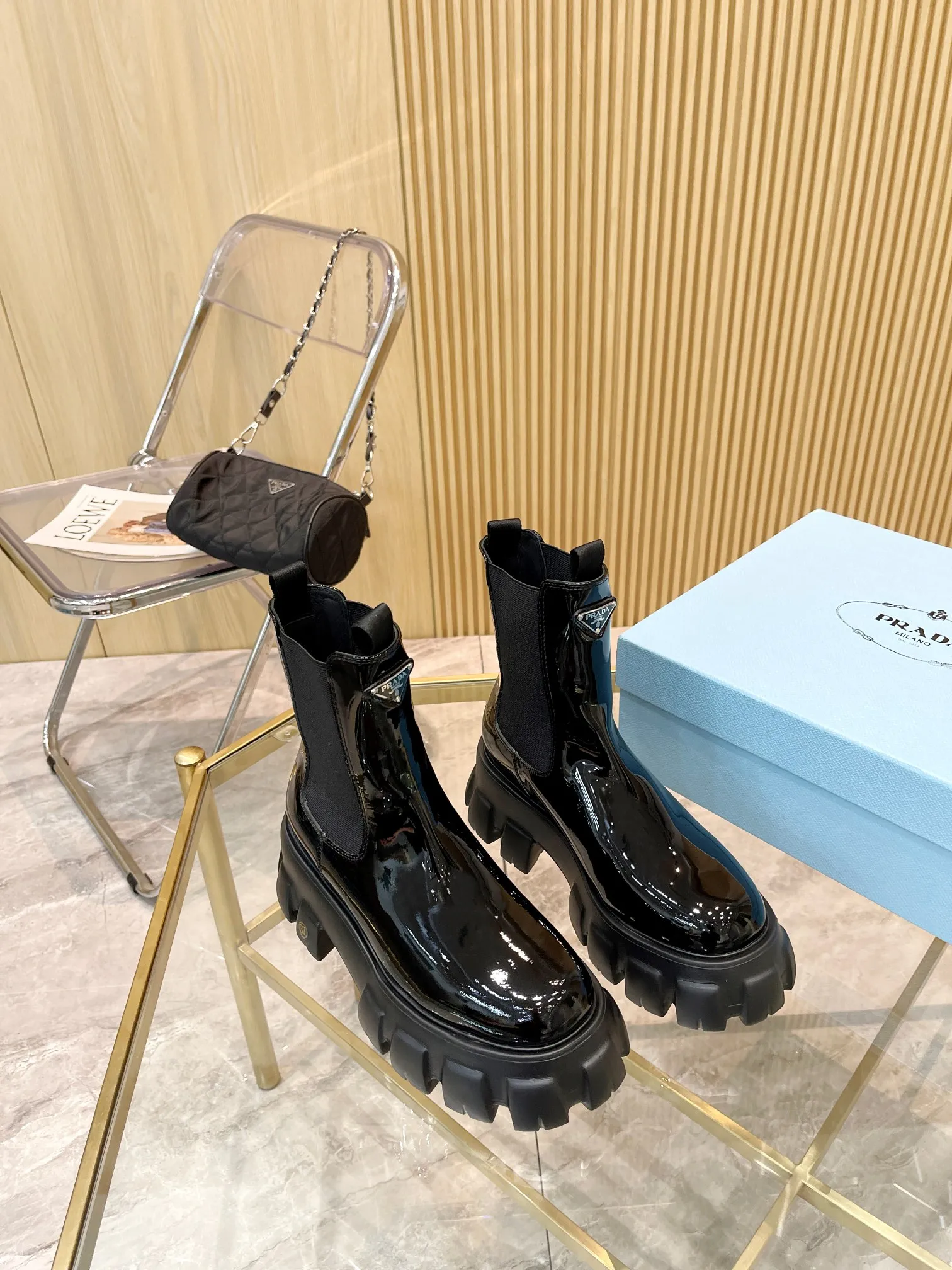 👟👟Ex-factory price 560👟👟 2023 SSS launches the Prada short boots series. PRADA's early autumn and winter T-stage catwalk show is the same style as "Dreams never sleep". Prada can be used on important occasions. It has a fresh style with a little nobility and is perfect on the feet. 💃💃 Wear these shoes with them. They are elegant and crystal clear. The materials of various accessories are exclusively customized one to one, so that there is no distance from the original. The entire series is a combination of exciting and unexpected elements, allowing you to have a taste of the ever-changing style of the Prada girl. 🎀Upper: imported cowhide, patent leather, open-edge beaded cowhide 🎀Inner lining: cowhide lining🎀Outsole: original Italian outsole Color supply, code number 35-41 (40.41 customization is not returnable)